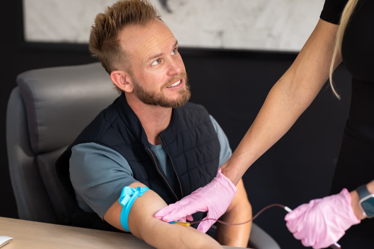 Phlebotomist performing an in-home blood draw